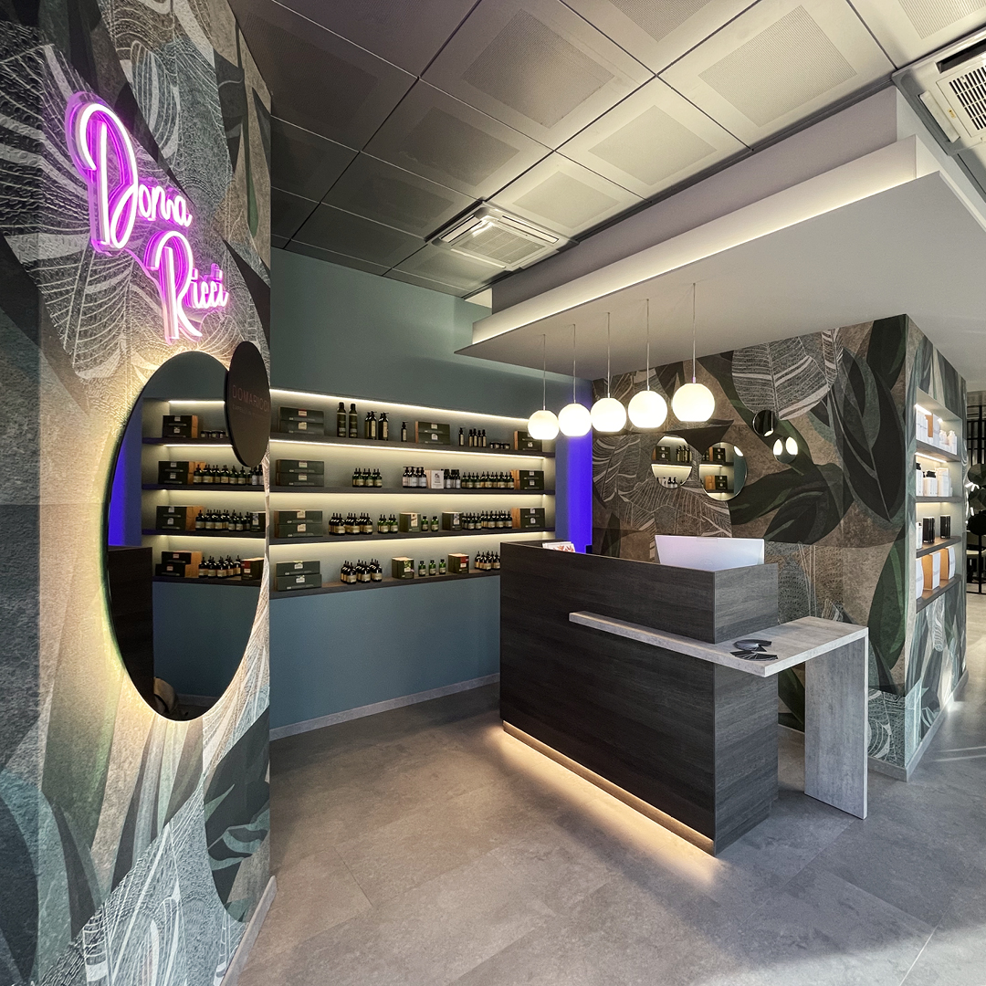 Immagine del bancone della reception in legno con dettagli illuminati dal neon